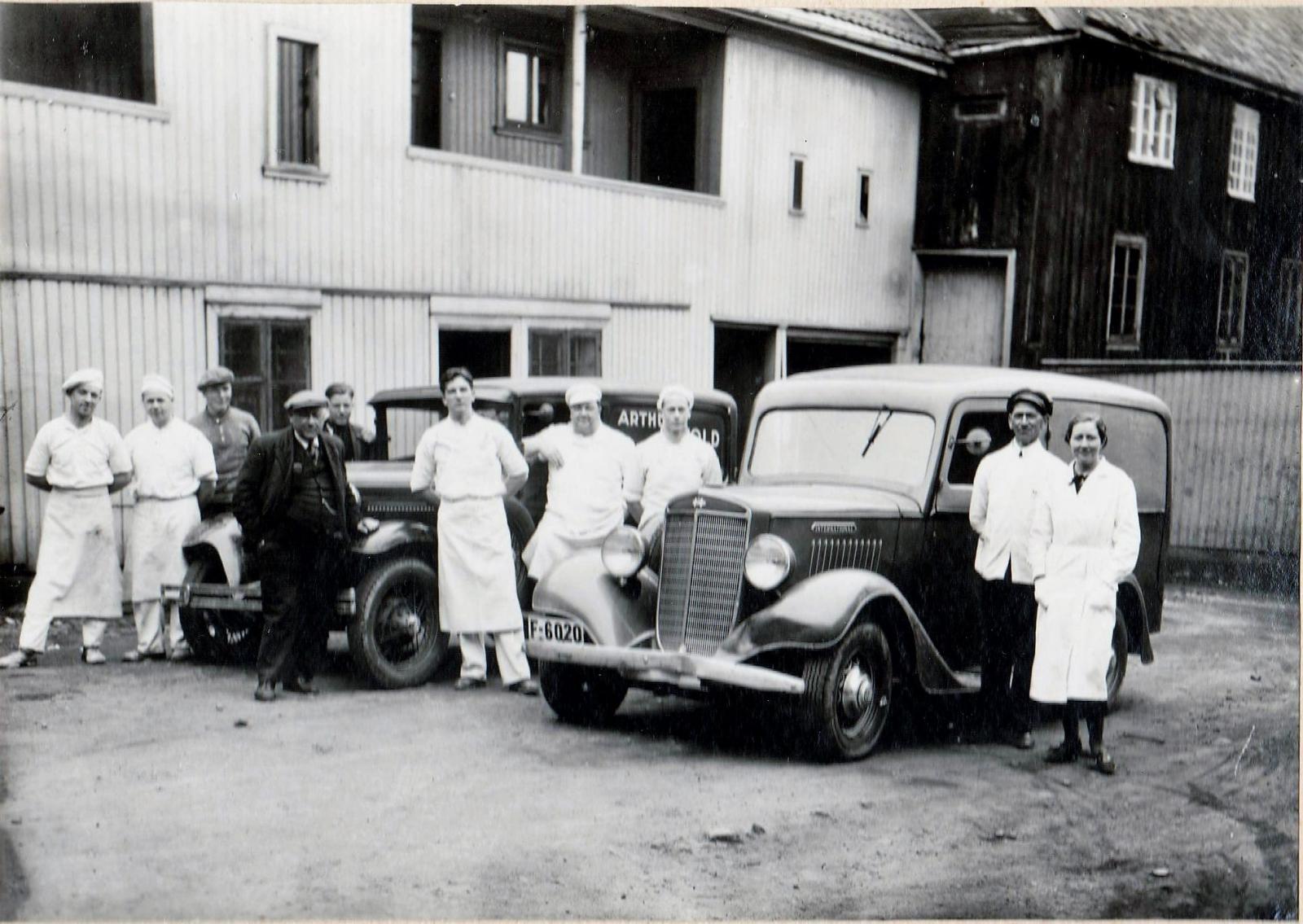 Anna Thomassen og ansatte hos baker Amundsen i Øvre Storgate_.jpg